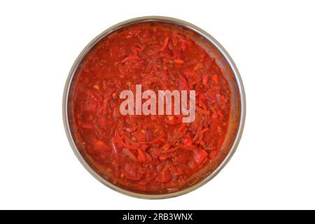 Sauce tomate aux légumes dans une poêle en métal. Isoler sur un fond blanc. Légumes pour la cuisine maison. Nourriture saine maison. Banque D'Images