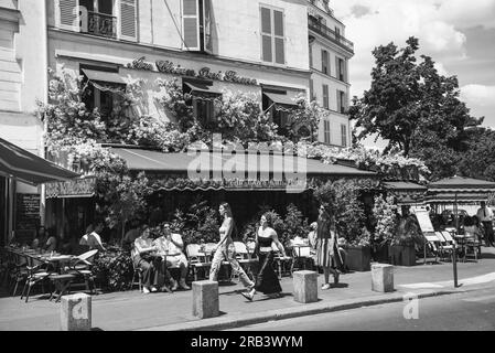 Paris, France - 10 juin 2023 : les Parisiens et les touristes apprécient la nourriture et les boissons aux terrasses de café et de restaurant dans le quartier des Halles. Noir blanc. Banque D'Images