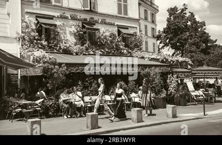 Paris, France - 10 juin 2023 : les Parisiens et les touristes apprécient la nourriture et les boissons aux terrasses de café et de restaurant dans le quartier des Halles. Photo sépia. Banque D'Images