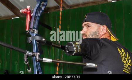 Un athlète avec un bras prothétique vu tirer sur un archer. Entraînement et préparation des athlètes handicapés pour les Jeux Invictus internationaux Dusseldorf 2023, 9-16 septembre 2023. Les Jeux Invictus sont des compétitions sportives internationales de style paralympique. Les Jeux Invictus sont conçus pour offrir de nouvelles possibilités aux militaires et aux vétérans qui ont payé le sacrifice ultime et qui ont été blessés, blessés ou malades dans l’exercice de leurs fonctions sur le champ de bataille. Les Jeux Invictus en Ukraine soutiennent les militaires ukrainiens et les vétérans sur leur chemin vers la récupération physique, psychologique rehabil Banque D'Images