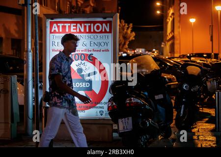 Split, Croatie. 06 juillet 2023. Des panneaux informant les touristes sur les règles de conduite sont vus un jour avant le Festival Ultra Europe à Split, Croatie, le 6 juillet 2023. Photo : Zvonimir Barisin/PIXSEL crédit : Pixsell/Alamy Live News Banque D'Images