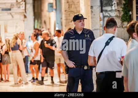 Split, Croatie. 06 juillet 2023. Des policiers sont vus la veille du festival Ultra Europe à Split, en Croatie, le 6 juillet 2023. Photo : Zvonimir Barisin/PIXSEL crédit : Pixsell/Alamy Live News Banque D'Images