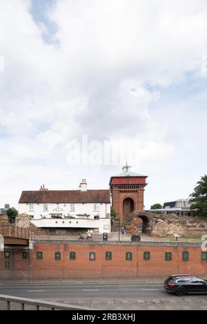 Tour d'eau Balkerne (Jumbo), Colchester, vue de l'autre côté de la route, avec le pub Hole in the Wall et la porte Balkerne en face. Banque D'Images