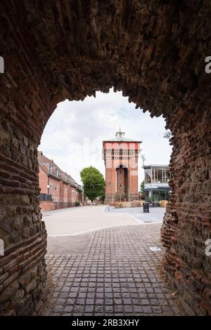 Tour d'eau de Balkerne (Jumbo), Colchester, vue par la porte de Balkerne, avec le théâtre Mercury en face. Banque D'Images