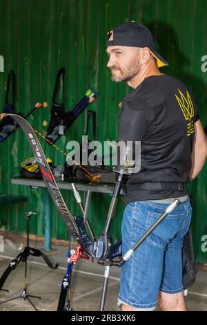 Un athlète avec un bras prothétique vu tirer sur un archer. Entraînement et préparation des athlètes handicapés pour les Jeux Invictus internationaux Dusseldorf 2023, 9-16 septembre 2023. Les Jeux Invictus sont des compétitions sportives internationales de style paralympique. Les Jeux Invictus sont conçus pour offrir de nouvelles possibilités aux militaires et aux vétérans qui ont payé le sacrifice ultime et qui ont été blessés, blessés ou malades dans l’exercice de leurs fonctions sur le champ de bataille. Les Jeux Invictus en Ukraine soutiennent les militaires ukrainiens et les vétérans sur leur chemin vers la récupération physique, psychologique rehabil Banque D'Images