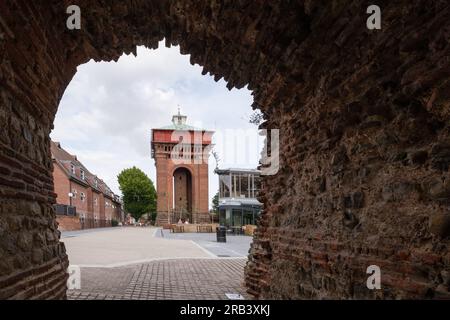 Tour d'eau de Balkerne (Jumbo), Colchester, vue par la porte de Balkerne, avec le théâtre Mercury en face. Banque D'Images