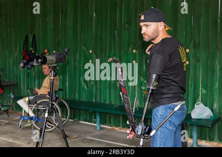 Un athlète avec un bras prothétique vu tirer sur un archer. Entraînement et préparation des athlètes handicapés pour les Jeux Invictus internationaux Dusseldorf 2023, 9-16 septembre 2023. Les Jeux Invictus sont des compétitions sportives internationales de style paralympique. Les Jeux Invictus sont conçus pour offrir de nouvelles possibilités aux militaires et aux vétérans qui ont payé le sacrifice ultime et qui ont été blessés, blessés ou malades dans l’exercice de leurs fonctions sur le champ de bataille. Les Jeux Invictus en Ukraine soutiennent les militaires ukrainiens et les vétérans sur leur chemin vers la récupération physique, psychologique rehabil Banque D'Images