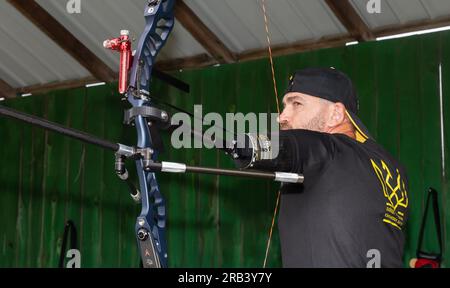 Un athlète avec un bras prothétique vu tirer sur un archer. Entraînement et préparation des athlètes handicapés pour les Jeux Invictus internationaux Dusseldorf 2023, 9-16 septembre 2023. Les Jeux Invictus sont des compétitions sportives internationales de style paralympique. Les Jeux Invictus sont conçus pour offrir de nouvelles possibilités aux militaires et aux vétérans qui ont payé le sacrifice ultime et qui ont été blessés, blessés ou malades dans l’exercice de leurs fonctions sur le champ de bataille. Les Jeux Invictus en Ukraine soutiennent les militaires ukrainiens et les vétérans sur leur chemin vers la récupération physique, psychologique rehabil Banque D'Images