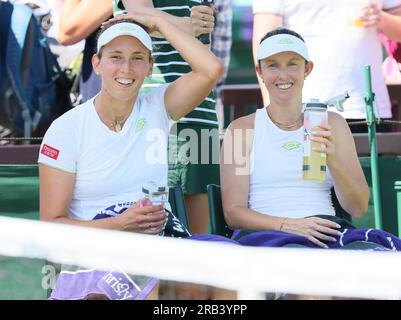 Londres, Royaume-Uni. 07 juillet 2023. La Belge Elise Mertens et la Storm Sanders australiennes photographiées lors d'un match de tennis en double entre la paire belgo-australienne Mertens-Sanders et la paire ukrainienne-polonaise Kichenok-Rosolska, au 1e tour du double féminin au tournoi de tennis de Wimbledon 2023 au All England tennis Club, dans le sud-ouest de Londres, en Grande-Bretagne, vendredi 07 juillet 2023. BELGA PHOTO BENOIT DOPPAGNE crédit : Belga News Agency/Alamy Live News Banque D'Images