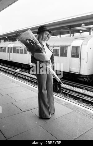 WPC Elaine Bishop, portant une gerbe géante d'herbes séchées sur une plate-forme de Leytonstone tube, est vêtue de vêtements similaires à ceux portés par Murdered Playboy Bunny Girl Eve Stratford. Elaine a réactivé Eve'slast Walk de la station de métro à l'appartement de Lyndhurst Drive, à l'est de Londres, où elle a été retrouvée poignardée à mort. VEUILLEZ NOTER QUE CE N'EST PAS UNE IMAGE D'EVE STRATFORD Banque D'Images