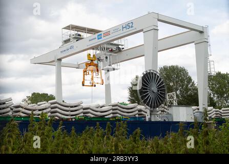 Ruislip, Royaume-Uni. 6 juillet 2023. L'une des grues de 45 tonnes utilisées pour soulever les segments de tunnel pour les tunnels ferroviaires à grande vitesse HS2 en construction souterraine. Crédit : Maureen McLean/Alamy Live News Banque D'Images