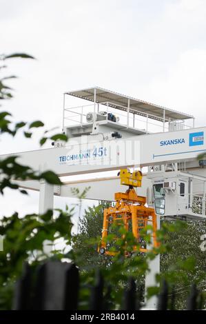 Ruislip, Royaume-Uni. 6 juillet 2023. L'une des grues de 45 tonnes utilisées pour soulever les segments de tunnel pour les tunnels ferroviaires à grande vitesse HS2 en construction souterraine. Crédit : Maureen McLean/Alamy Live News Banque D'Images