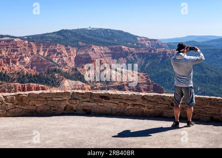 Vues de Rim Road Highway 148 à Cedar Breaks National Monument Utah USA. Touriste à North View Overlook. Banque D'Images