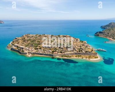 Vue de haut sur l'île de Spinalonga avec mer calme. Ici étaient des humains lépreux atteints de la maladie de Hansen, golfe d'Elounda, Crète, Grèce. Banque D'Images