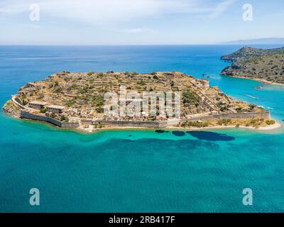 Vue de haut sur l'île de Spinalonga avec mer calme. Ici étaient des humains lépreux atteints de la maladie de Hansen, golfe d'Elounda, Crète, Grèce. Banque D'Images