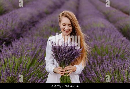 Femme tenant le bouquet de fleurs de lavande violette Banque D'Images