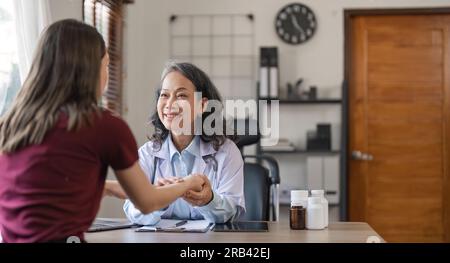 Portrait d'un médecin asiatique encourageant les patients, concept de stress, dépression, anxiété Banque D'Images