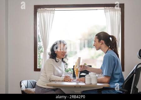 Le médecin a expliqué, donnant des consultations aux patients âgés Banque D'Images