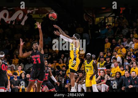 Edmonton, Canada. 05 juillet 2023. Shane Gibson (G) d'Edmonton Stinger (25) surpasse celui de Calgary Surge ((21) Jordy Tshumanga (F) en 2023 lors du match 3 de la bataille d'Alberta. Calgary Surge 83 - 91 Edmonton Stingers crédit : SOPA Images Limited/Alamy Live News Banque D'Images