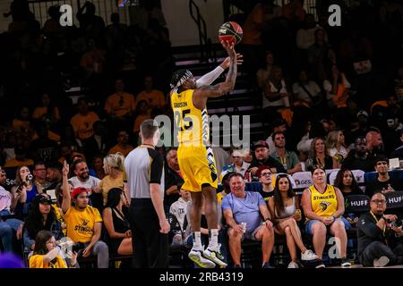 Edmonton, Canada. 05 juillet 2023. Edmonton Stinger (25) Shane Gibson (G) Get l'air pour 3 points en 2023 au cours du match 3 de la bataille de l'Alberta. Calgary Surge 83 - 91 Edmonton Stingers crédit : SOPA Images Limited/Alamy Live News Banque D'Images