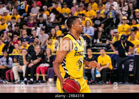 Edmonton, Canada. 05 juillet 2023. Edmonton Stinger's (11) Nick Hornsby (F) monte sur le terrain en 2023 au cours du match 3 de la bataille de l'Alberta. Calgary Surge 83 - 91 Edmonton Stingers crédit : SOPA Images Limited/Alamy Live News Banque D'Images