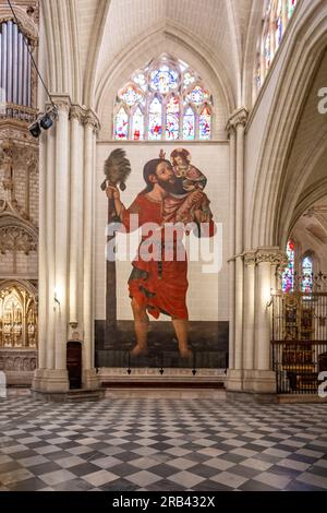 Image de Saint-Christophe à l'intérieur de la cathédrale de Tolède - Tolède, Espagne Banque D'Images