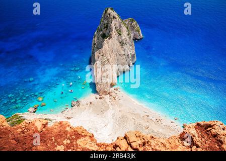 Keri, Zakynthos. Vue aérienne drone de la plage de Myzithres, paysage aérien de la mer Ionienne, îles grecques, Grèce. Banque D'Images