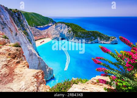 Zakynthos, Grèce. Célèbre plage de Navagio, paysage de la mer Ionienne, îles grecques. Banque D'Images