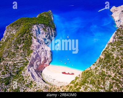 Navagio Beach, Zakynthos - Grèce. Vue aérienne drone de la célèbre Shipwreck Beach, paysage aérien de la mer Ionienne. Banque D'Images