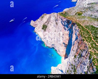 Navagio Beach and gulf, Zakynthos. Vue aérienne drone de la célèbre Shipwreck Beach, paysage aérien de la mer Ionienne, îles grecques, Grèce. Banque D'Images