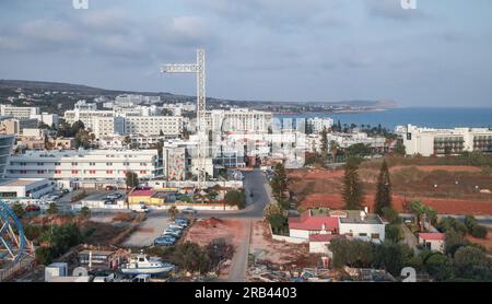 Ayia Napa, Chypre - 13 juin 2018 : vue aérienne de la station balnéaire d'Ayia Napa par une journée ensoleillée Banque D'Images