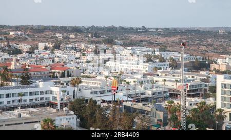 Ayia Napa, Chypre - 13 juin 2018 : vue aérienne d'Ayia Napa par une journée ensoleillée d'été Banque D'Images