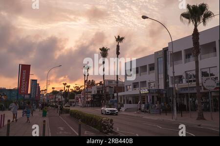 Ayia Napa, Chypre - 13 juin 2018 : rue principale de la station balnéaire Ayia Napa dans la soirée, les touristes marchent dans la rue Banque D'Images