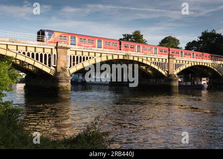 Train de banlieue South Western Railways sur le pont Richmond Railway, au-dessus de la Tamise, Londres, Angleterre, Royaume-Uni Banque D'Images