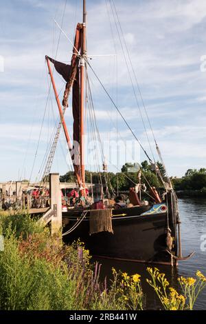 Gros plan d'une ancienne barge de voile sur la Tamise amarrée sur la Tamise près de Twickenham, Londres, Angleterre. ROYAUME-UNI Banque D'Images