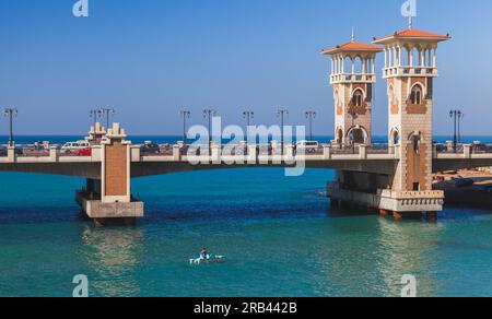 Alexandrie, Egypte - 14 décembre 2018 : Stanley Bridge, monument populaire d'Alexandrie, les gens ordinaires marchent dans la rue Banque D'Images