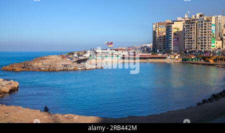 Alexandrie, Egypte - 14 décembre 2018 : Alexandrie vue sur la mer, les gens ordinaires sont sur la côte Banque D'Images