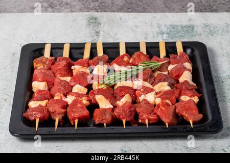 Brochette de bœuf. Brochettes de bœuf cru sur fond gris Banque D'Images