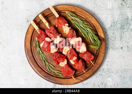 Brochette de bœuf en cubes. Kebab shish brut sur fond gris. Spécialités de la cuisine turque. Nom local dana lokum kusbasi. Vue de dessus Banque D'Images