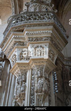 Pilier avec lettres y et F (initiales Isabella et Ferdinand) au monastère de l'église San Juan de los Reyes - Tolède, Espagne Banque D'Images