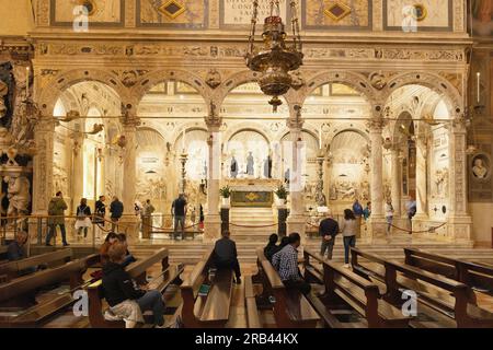 Visiteurs à la tombe de Saint Antoine à l'intérieur de la basilique Saint Antoine ; Padoue, Italie Europe Banque D'Images
