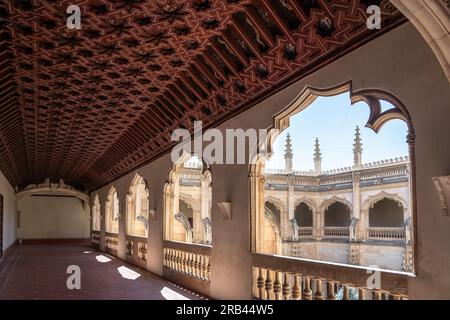 Cloître supérieur au monastère de San Juan de los Reyes - Tolède, Espagne Banque D'Images