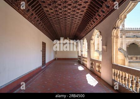 Cloître supérieur au monastère de San Juan de los Reyes - Tolède, Espagne Banque D'Images