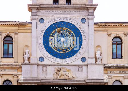 Horloge médiévale ; l'horloge astronomique, datant de 1344, l'une des plus anciennes horloges de travail dans le monde, Piazza dei Signori, Padoue Italie Banque D'Images