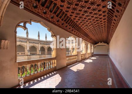 Cloître supérieur au monastère de San Juan de los Reyes - Tolède, Espagne Banque D'Images