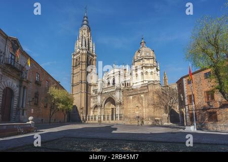 Cathédrale de Tolède sur la place Plaza del Ayuntamiento - Tolède, Espagne Banque D'Images