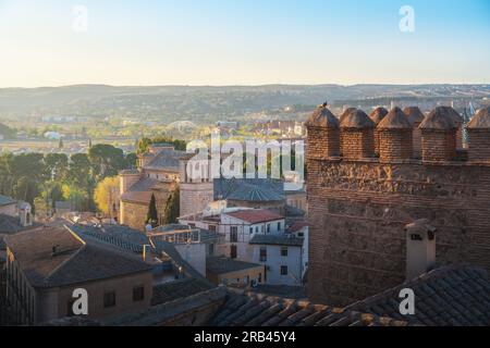 Église de Santiago del Arrabal et porte Puerta del sol vue aérienne - Tolède, Espagne Banque D'Images