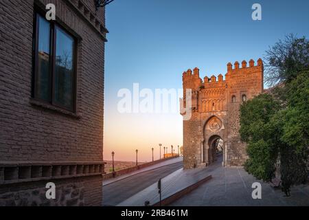 Porte Puerta del sol au coucher du soleil - Tolède, Espagne Banque D'Images