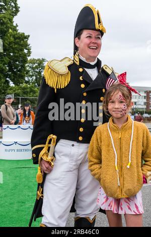 Salut du USS Constitution Museum à Service Block Party après la croisière du 4 juillet de l'USS Constitution Banque D'Images