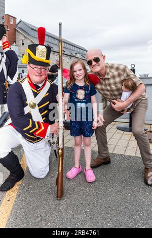 USS Constitution 1812 Marines au USS Constitution Museum's Salute to Service Block Party après la croisière du 4 juillet Banque D'Images